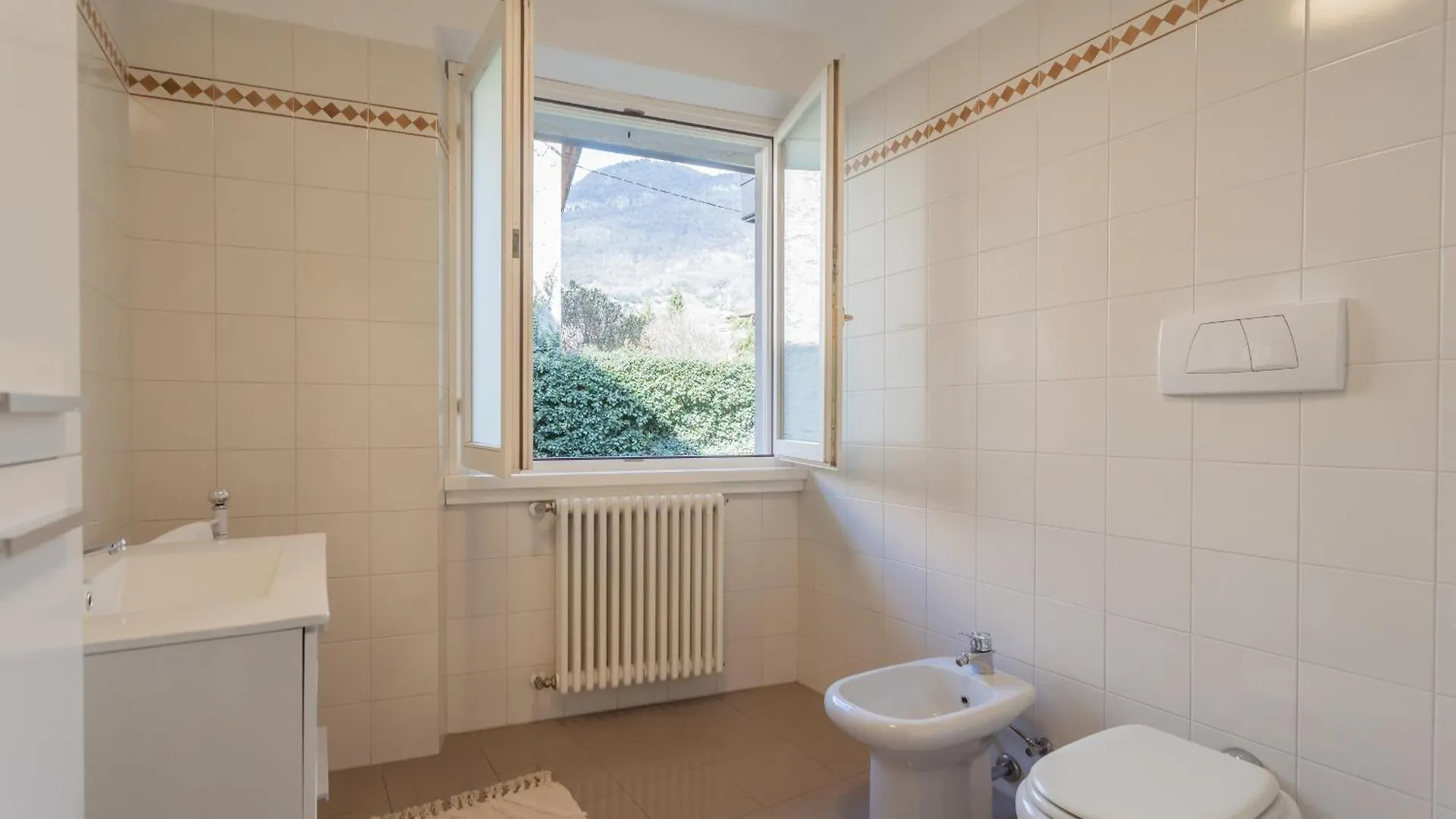 Ponente Balcony & Garden By Rent All Como Gravedona Italia